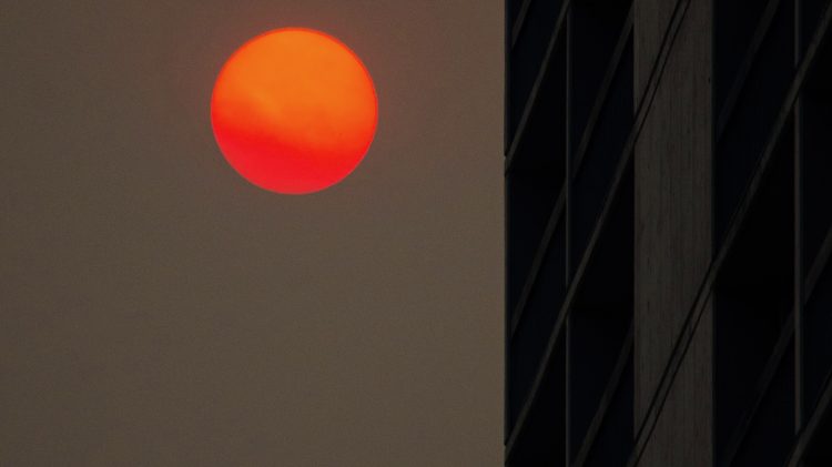 Image for display with article titled Year after year of smoke-choked skies put Sacramento at the center of the Prop. 30 debate