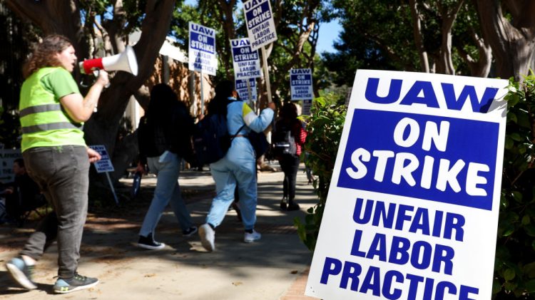 Image for display with article titled In its fourth week, the massive University of California strike reaches a pivot point