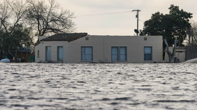 Image for display with article titled Housing crises hit women hardest