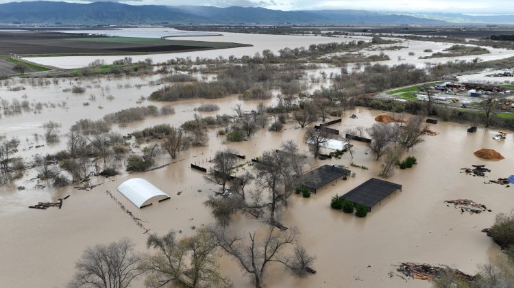 Image for display with article titled Even after floods hit state, California plans cuts to climate investments