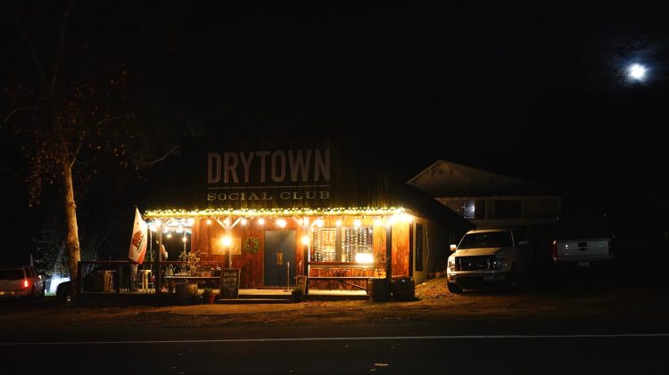 Image for display with article titled An Americana festival at the last saloon in town