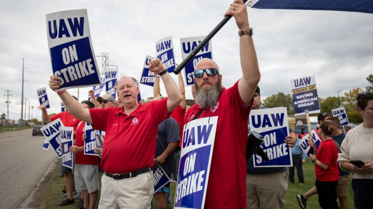 Image for display with article titled As Support for Unions Grows, U.S. Laws Still Favor Employers