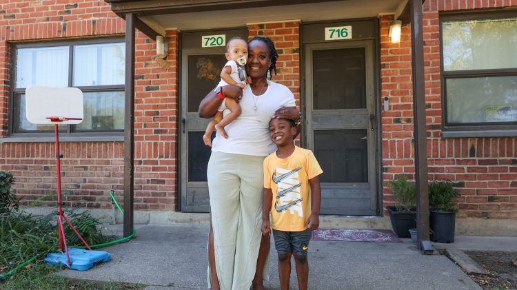 Image for display with article titled Residents of Sacramento Housing Complex Live With Mold. Single Mother Fights for Repairs.